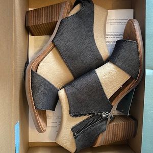 TOMS MAJORCA CUT OUT SANDALS DENIM WOMENS SIZE 9 BLOCK HEELS